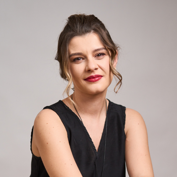 Portrait picture of Roxana Buzetelu.