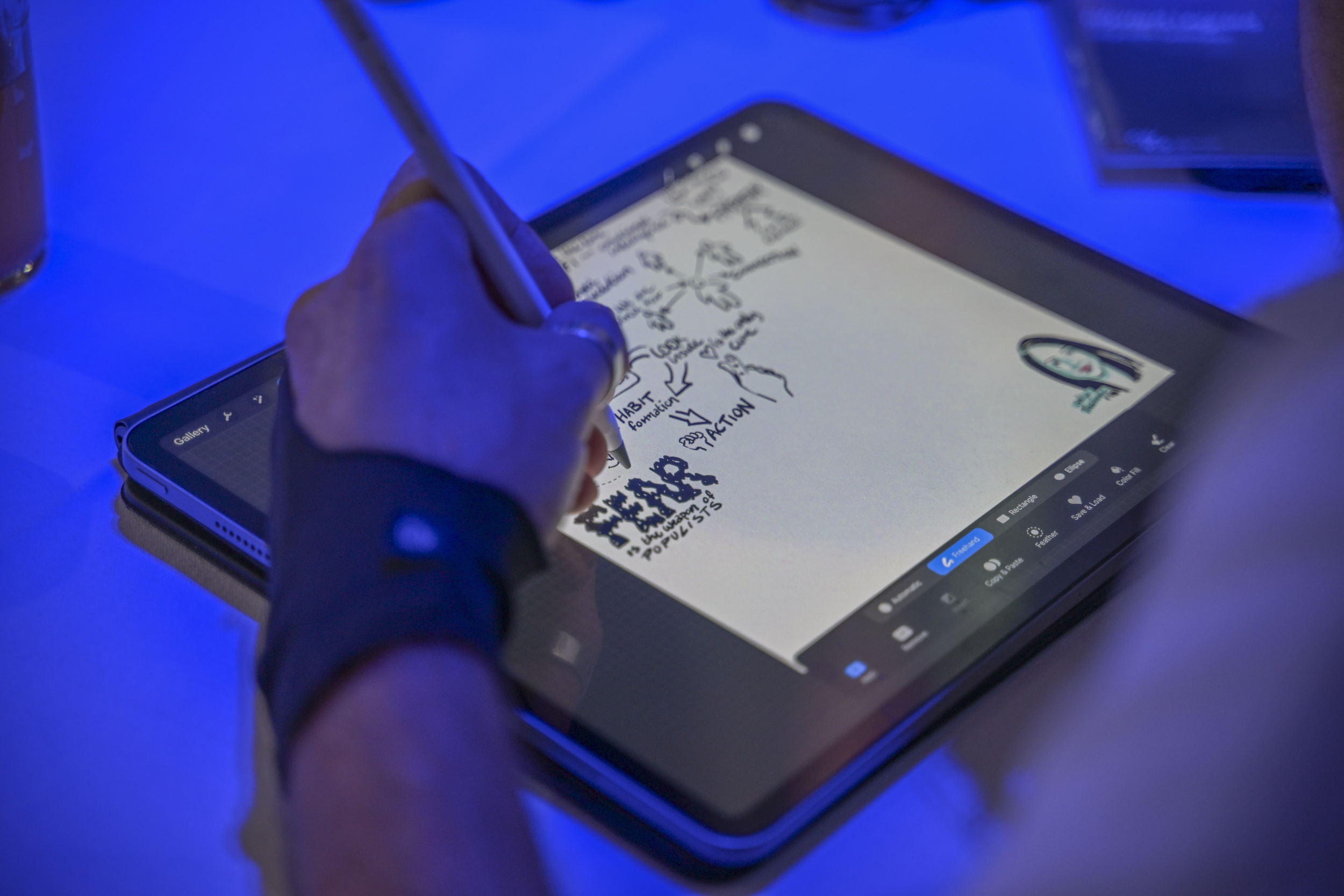 © THE CIVICS Innovation Hub / Werner Anderson Graphic recorder drawing on a tablet during the NECE Festival.