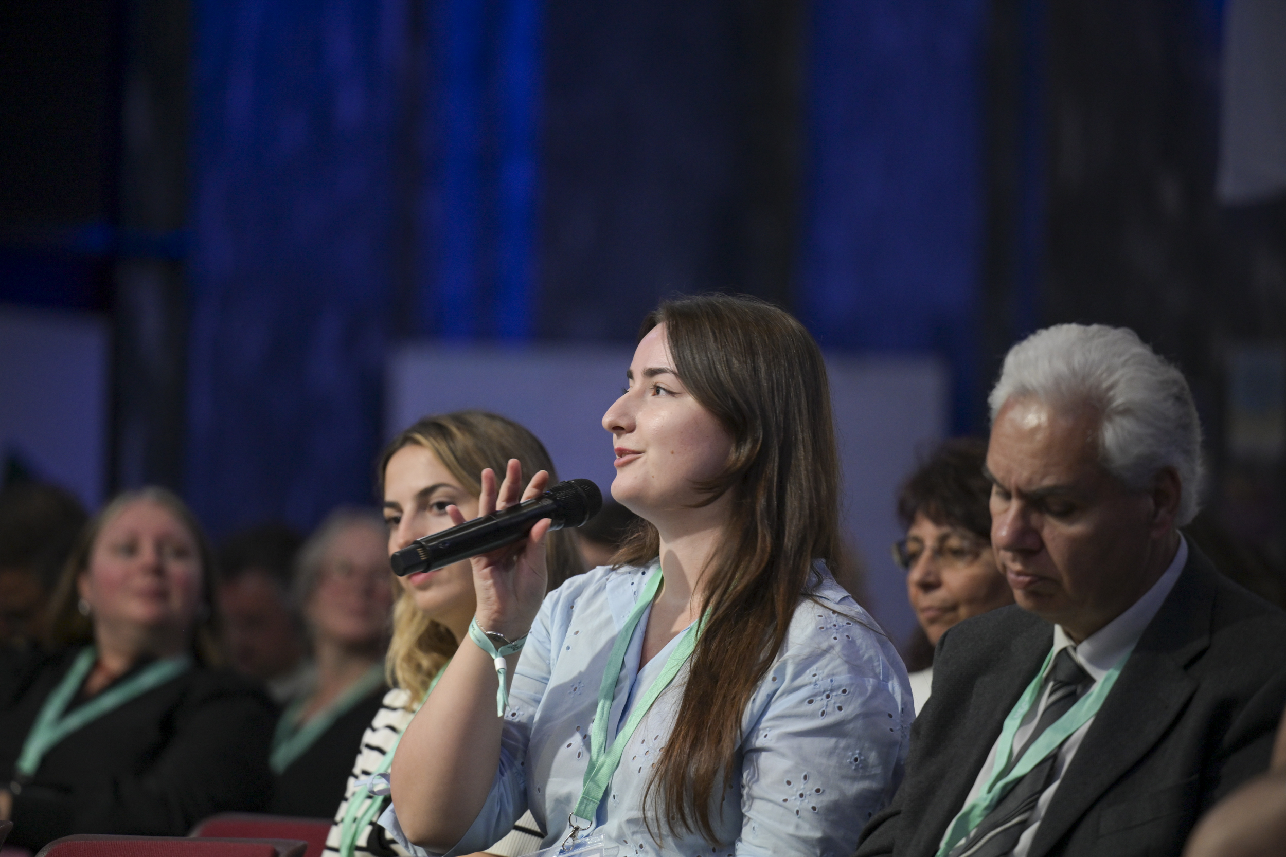 © THE CIVICS Innovation Hub / Werner Anderson A woman in the audience of the NECE Festival: HOPE asks a question.