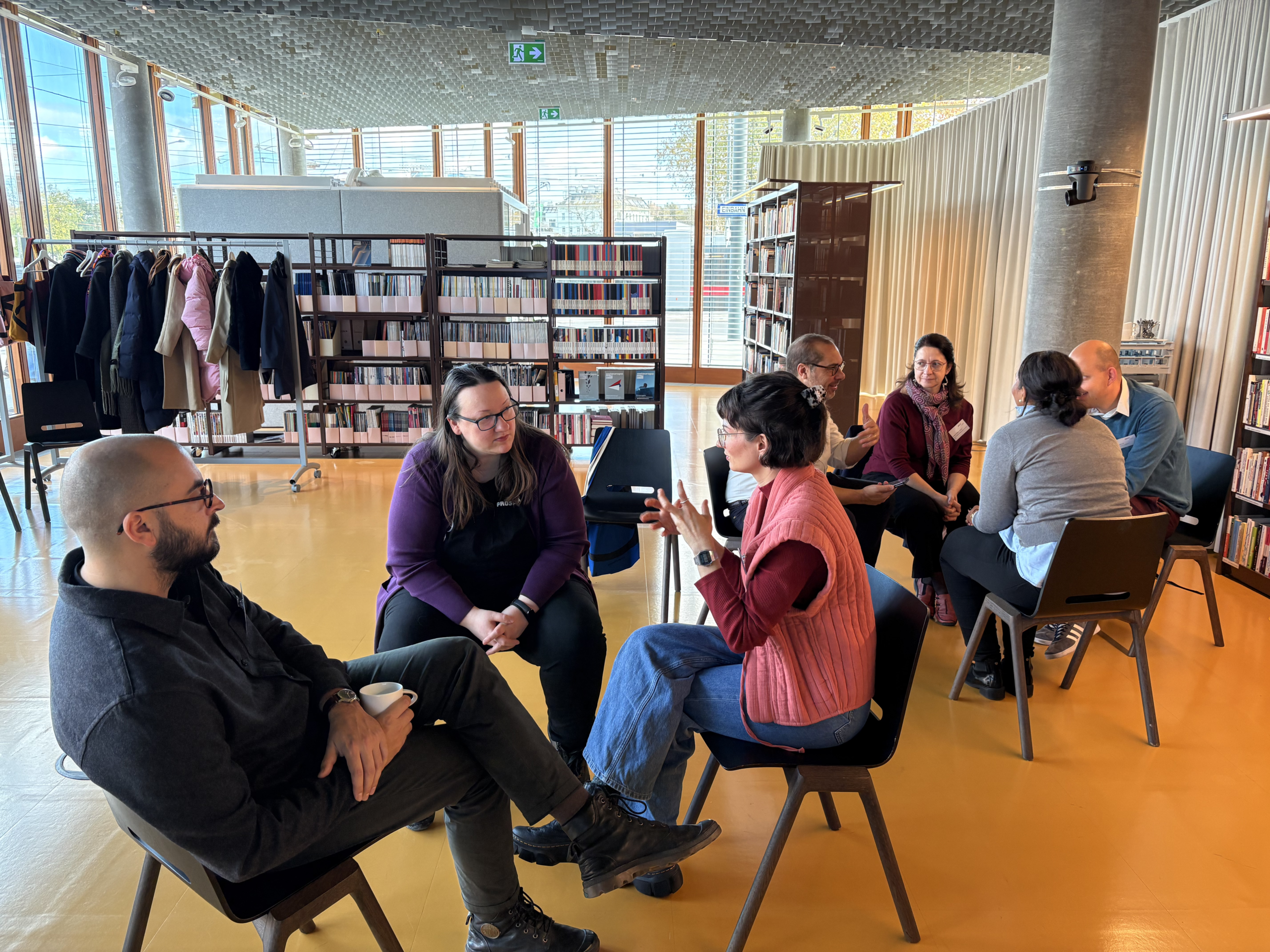 © THE CIVICS Innovation Hub_2615 Participants in the NECE Lab having discussions