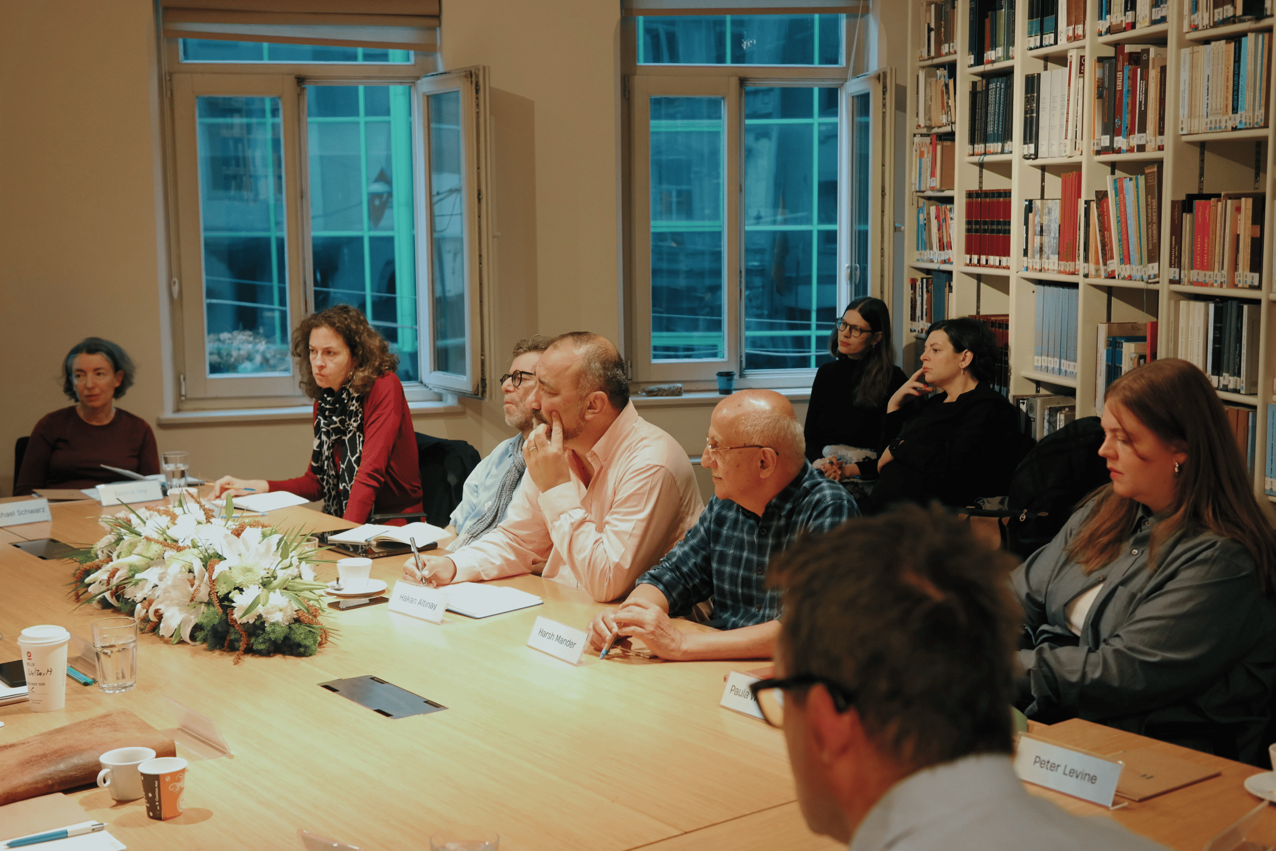 ©Gizem Bayiksel (2) Participants in the NECE Lab having a round-table discussion on trust and polarisation