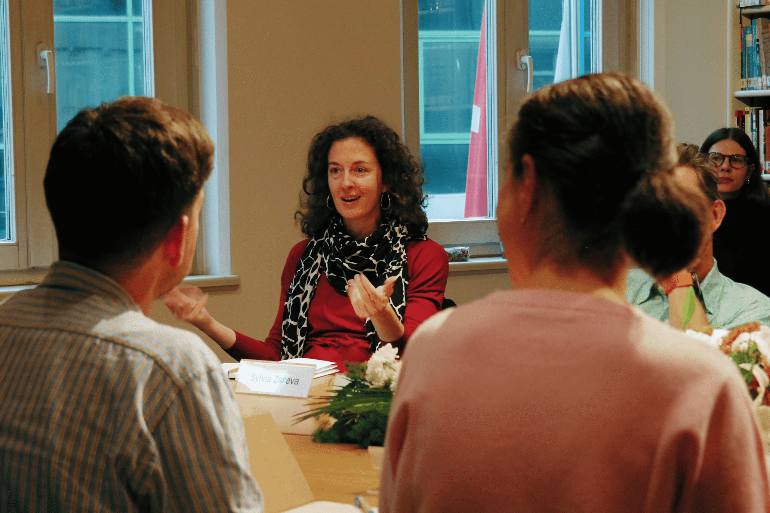 ©Gizem Bayiksel (3) Participants in the NECE Lab having a round-table discussion on trust and polarisation