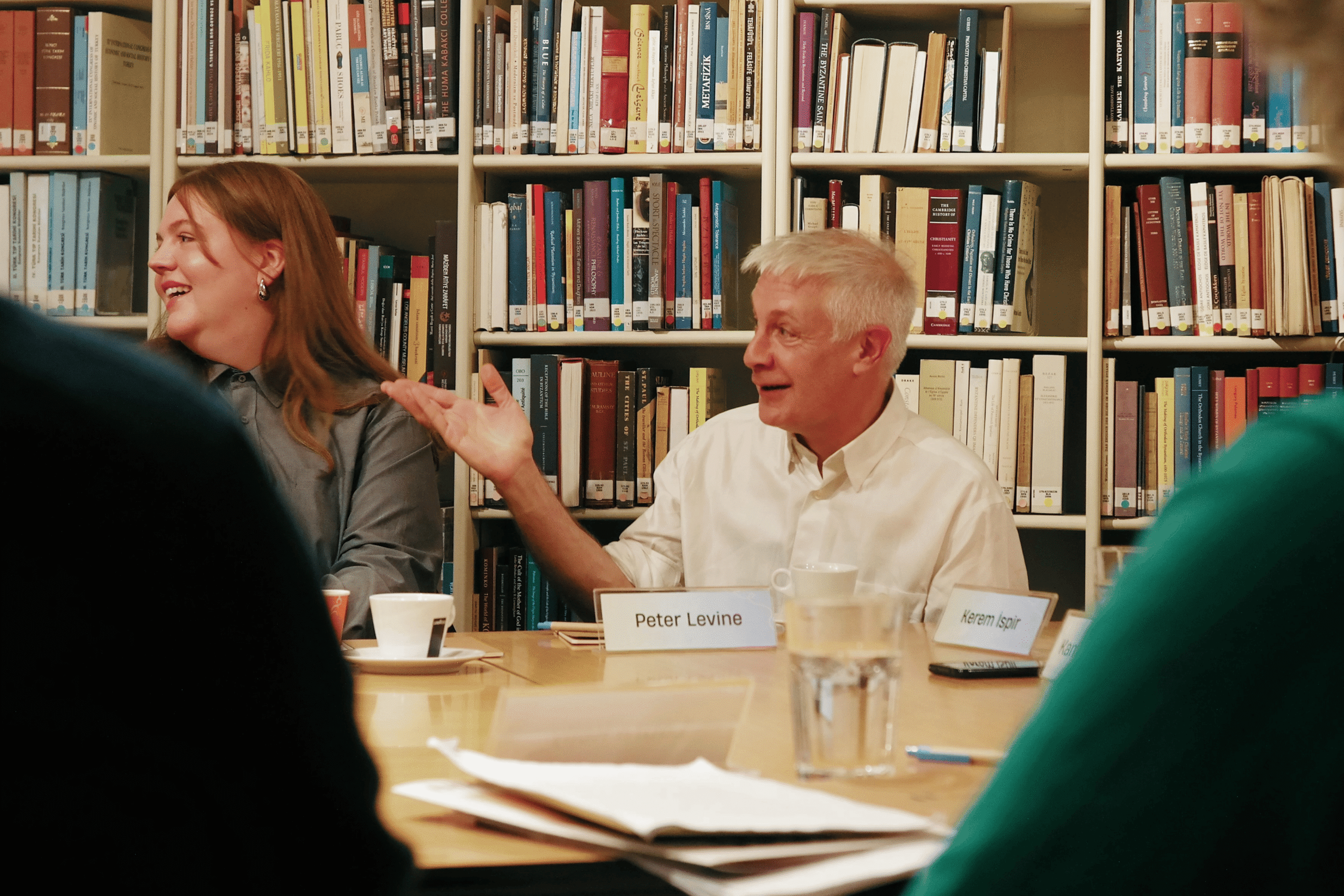 ©Gizem Bayiksel (5) Participants in the NECE Lab having a round-table discussion on trust and polarisation. The camera is focising on Peter Levine.